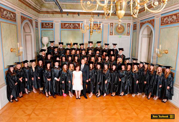 Graduierungsfeier Gruppenfoto